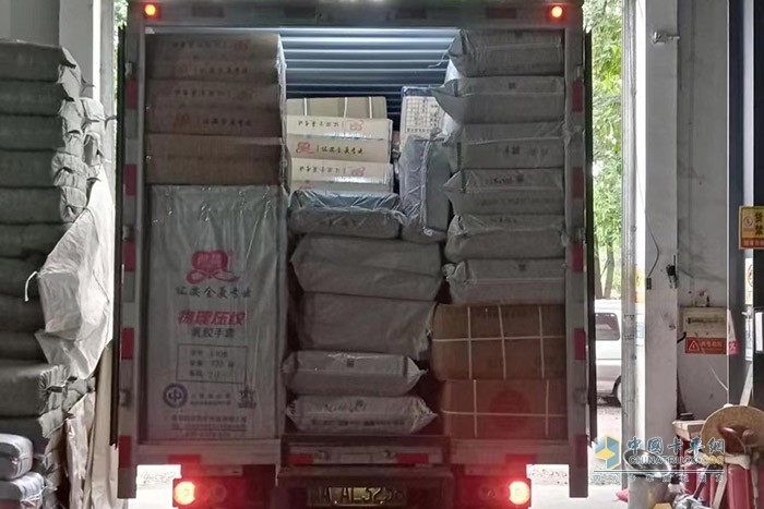 曾先生的這輛奧鈴智藍(lán)純電輕卡，搭載寧德時(shí)代81kWh磷酸鐵鋰電池，配合上該車的一鍵ECO省電模式+制動(dòng)能量回收，能很好的降低能耗。