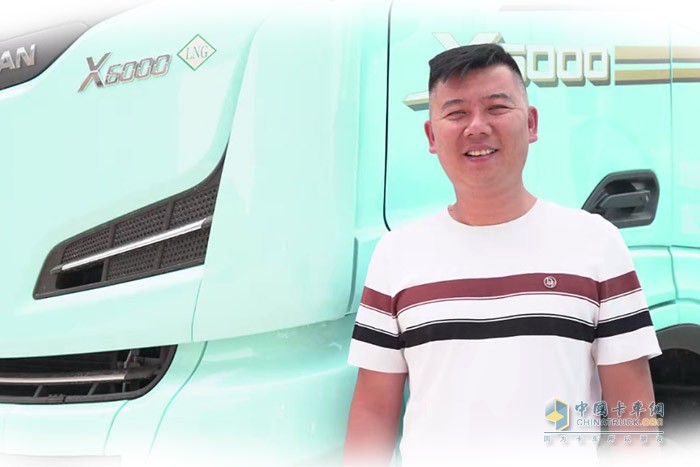 濰柴WP15NG有560馬力，動(dòng)力夠足，起步平穩(wěn)，高速超車也快，一天來回600多公里，都能準(zhǔn)時(shí)到達(dá)。