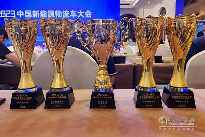 慶鈴EVM600純電動輕卡，一舉奪獲輕型貨廂組（輕卡組）全能金獎、最佳節(jié)能能力獎、最佳續(xù)航能力獎、最佳動力性能獎、最佳制動性能獎五項大獎。