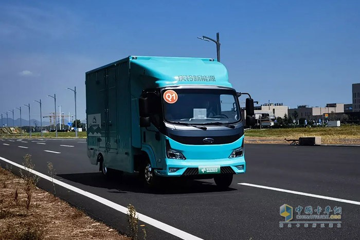 慶鈴EVM600純電動輕卡，一舉奪獲輕型貨廂組（輕卡組）全能金獎、最佳節(jié)能能力獎、最佳續(xù)航能力獎、最佳動力性能獎、最佳制動性能獎五項大獎。