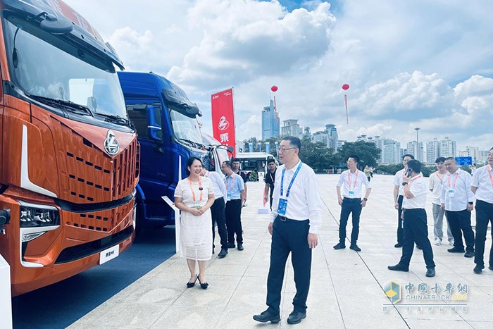 乘龍卡車東博會驚艷亮相，開啟國際物流運輸新紀元