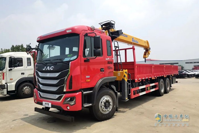 江淮格爾發(fā)6×4隨車吊，憑借卓越的設(shè)計(jì)和極強(qiáng)的承載力，在多種復(fù)合場景中都交出了優(yōu)異的答卷，獲得了一眾卡友的青睞。