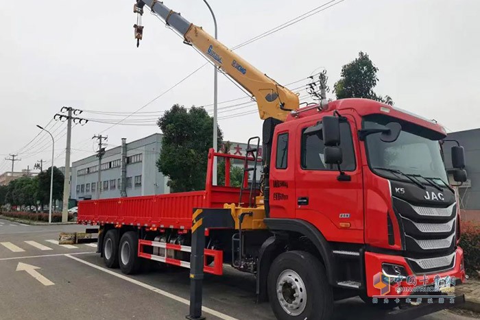 江淮格爾發(fā)6×4隨車吊，憑借卓越的設(shè)計(jì)和極強(qiáng)的承載力，在多種復(fù)合場景中都交出了優(yōu)異的答卷，獲得了一眾卡友的青睞。