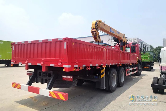 江淮格爾發(fā)6×4隨車吊，憑借卓越的設(shè)計(jì)和極強(qiáng)的承載力，在多種復(fù)合場景中都交出了優(yōu)異的答卷，獲得了一眾卡友的青睞。