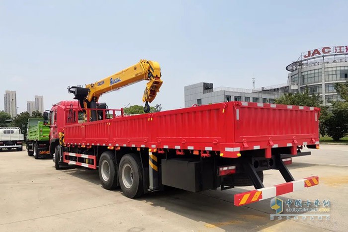 江淮格爾發(fā)6×4隨車吊，憑借卓越的設(shè)計(jì)和極強(qiáng)的承載力，在多種復(fù)合場景中都交出了優(yōu)異的答卷，獲得了一眾卡友的青睞。