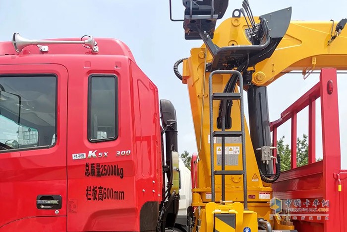 江淮格爾發(fā)6×4隨車吊，憑借卓越的設(shè)計(jì)和極強(qiáng)的承載力，在多種復(fù)合場景中都交出了優(yōu)異的答卷，獲得了一眾卡友的青睞。