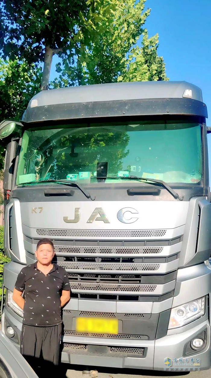 江淮跨越K7 6×4牽引車還經(jīng)過百萬公里超長里程驗證、擁有10萬公里以上長保養(yǎng)，實實在在幫卡友降低保養(yǎng)維護費用。