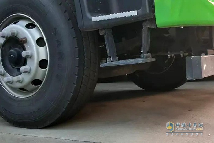 格爾發(fā)8×4自卸車是一款集“裝、運、卸”為一體的綜合性運輸自卸車，專門針對砂石、基建、渣土等復雜工況打造。