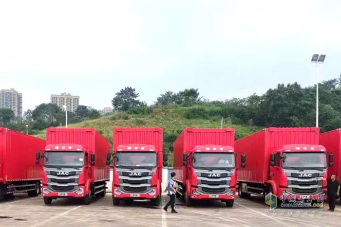 此次與車企大客戶簽訂120輛重卡戰(zhàn)略合作協(xié)議，也再次向市場證明了江淮重卡的卓越性能與高端品質(zhì)。