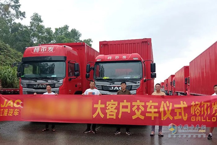 此次與車企大客戶簽訂120輛重卡戰(zhàn)略合作協(xié)議，也再次向市場證明了江淮重卡的卓越性能與高端品質(zhì)。