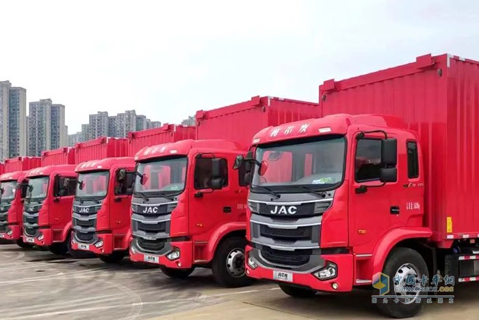 此次與車企大客戶簽訂120輛重卡戰(zhàn)略合作協(xié)議，也再次向市場證明了江淮重卡的卓越性能與高端品質(zhì)。