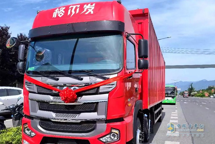 此次與車企大客戶簽訂120輛重卡戰(zhàn)略合作協(xié)議，也再次向市場證明了江淮重卡的卓越性能與高端品質(zhì)。