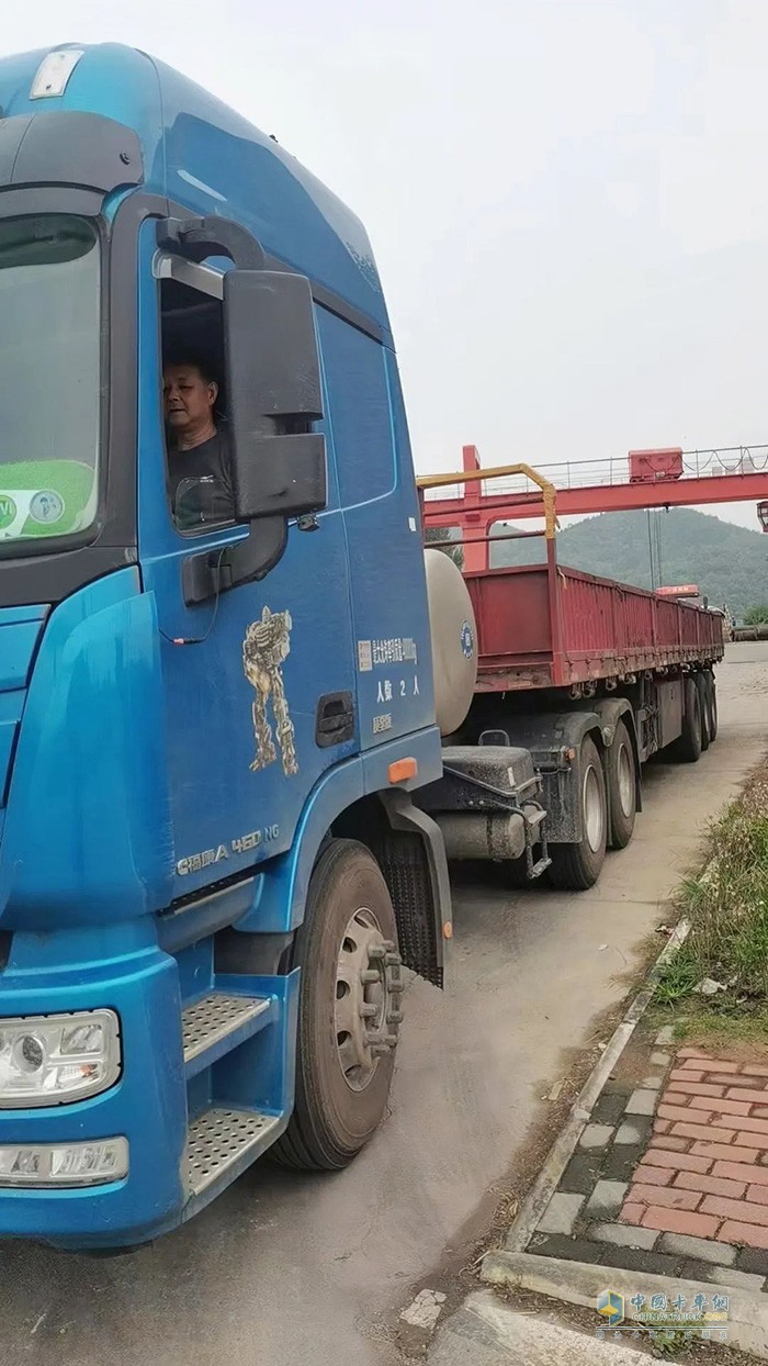 無論是整車全生命周期的經(jīng)濟性，還是服務(wù)的專業(yè)性，歐曼GTL460燃氣重卡都表現(xiàn)得非常好，可謂省錢、省心、省力，這是田國良的直觀感受。