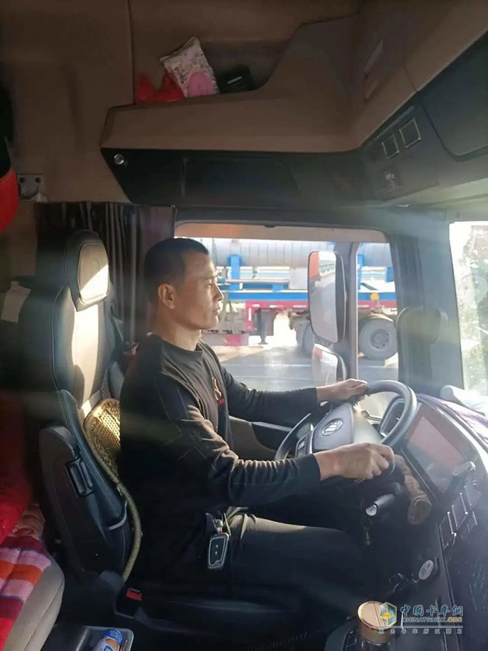 　　在經(jīng)歷了物流行業(yè)的不景氣之后，不少個體司機把降本增效這個詞當(dāng)成自己最近幾年的主旋律。2023年天然氣車一路領(lǐng)漲商用車大盤，苦于油價上漲的卡友們不約而同被天然氣重卡的經(jīng)濟(jì)優(yōu)勢所深深吸引，來自河北廊坊的石連勝就是其中一位?！爸饕沁@兩年油價太高了，我常年跑西北路線，那邊氣站比較多，氣價又相對便宜，因此在今年4月我就果斷換了一臺歐曼EST530馬力天然氣重卡，這款車不負(fù)信賴，氣耗這塊拿捏得妥妥的!”  　　NO.1  　　高顏值硬漢 有里更有面  　　530馬力新EST燃?xì)庵乜ㄜ囍魇B勝向我侃侃而談講述自己的用車體驗。自打4月份購入新車，他基本就沒閑著，一直往返于河北廊坊至新疆烏魯木齊兩地，去程運輸百貨，回程拉煤炭，車輛載重通常在39噸上下，到目前為止車子已經(jīng)運營了近十萬公里。  　　石連勝坦言，當(dāng)初購車時，這款車最先打動他的是顏值?！拔揖吞貏e喜歡這紅紅火火的顏色，看著喜興，有氣勢!每次開到服務(wù)站休息時，總會有一些卡友主動上前向我詢問這款燃?xì)廛嚨南嚓P(guān)信息，或是對它駐足觀看，讓我覺得特有面子，整個人的精神面貌都被它映襯得蓬勃向上!”  　　如石連勝所言，在這個看臉的時代，長的好看就更招人稀罕，原來卡車也是一樣的。新EST530燃?xì)庵乜◤能囃饪矗烙^大氣、細(xì)節(jié)到位;從車內(nèi)看，科技智能、有人情味;開著這樣有里有面的燃?xì)庵乜ㄅ茉诼飞?，不被圍觀才怪!  　　NO.2  　　?？?AMT 遒勁更省氣  　　想要盆滿缽滿賺大錢，理想很重要，實現(xiàn)理想的方式更重要，那就需要車子能夠在節(jié)氣的同時兼顧出色的動力匹配，這是保障卡友高效運營及高收益的關(guān)鍵。石連勝說他這臺歐曼新EST燃?xì)庵乜ù钶d了530馬力?？?5L發(fā)動機，算是現(xiàn)在燃?xì)廛嚴(yán)镒畲篑R力的機型，同時，這臺車還匹配了采埃孚自動擋變速箱，不僅動力及爆發(fā)力遒勁、扭矩輸出大，傳動效率也高，而且換擋邏輯非常優(yōu)秀。  　　“如果只是在高速公路上跑，車輛優(yōu)勢不會太明顯，但走山路較多的地方，15L大排量發(fā)動機的優(yōu)勢就突顯出來了。尤其是走盤山路段，這臺歐曼新EST530燃?xì)庵乜軌蛘宫F(xiàn)出極強的動力及制動性能，比如上山途中，采埃孚自動擋變速器可以將車輛隨時調(diào)節(jié)到最合適的擋位進(jìn)行持續(xù)高效的動力輸出。并且，這臺車搭載的液力緩速器在長下坡路段還為制動系統(tǒng)分擔(dān)了極大壓力，能夠有效避免制動系統(tǒng)因過熱帶來的剎車失控風(fēng)險。同樣都是跑新疆，我的歐曼就是比其他車快!”  　　除動力之外，新EST530燃?xì)庵乜ǖ臍夂谋憩F(xiàn)也讓石連勝很滿意，他說道：“記得首次運營這臺新車，我從廊坊配貨拉到烏魯木齊，整車貨載重18噸，百公里平均氣耗始終維持在28~32kg之間，加滿1500L氣罐能支撐1800公里續(xù)航。如果按照7元每公斤的氣價來計算，這臺車每年可以幫我省14000-28000元燃料費。”  　　為給用戶帶來更加經(jīng)濟(jì)的用車體驗，新EST530燃?xì)庵乜芍^下足了功夫，例如?？礎(chǔ)系列燃?xì)獍l(fā)動機，采用EGR廢氣再循環(huán)技術(shù)，能夠?qū)U氣導(dǎo)入發(fā)動機進(jìn)氣系統(tǒng)，然后利用發(fā)動機排出的熱量提高運行效率，達(dá)到極佳的節(jié)氣效果。其次是高精度燃?xì)鈬娚湎到y(tǒng)，可以在不同工況下精準(zhǔn)供給燃?xì)猓@樣就避免了浪費。還有一點就是采埃孚自動擋變速器擁有空擋滑行功能，能進(jìn)一步實現(xiàn)降低氣耗。有如此之多的領(lǐng)先技術(shù)加持，帶來超低氣耗是毋庸置疑的!  　　NO.3  　　智能+舒適 駕乘不喊累  　　常年奔波在路上，舒適性尤為重要?！霸绞邱R不停蹄的跑，我就越能體驗到新EST530燃?xì)庵乜ǖ氖孢m性有多到位，這里必須好好夸一下!當(dāng)我在路況較差的國道行駛時，四點懸浮駕駛室配合氣囊減震座椅，可以最大限度減輕車輛的顛簸感;當(dāng)我在高速公路行駛時，使用智能語音即可控制車輛各項功能，安全又舒心;當(dāng)我想要停車休息時，大功率逆變器和車載冰箱可以滿足在車上做飯的需求;當(dāng)我累了，可以在寬大又柔軟的臥鋪上休息，快速解除疲勞狀態(tài)。說實話，起初買車時我還挺擔(dān)心舒適度的，但體驗過新EST530燃?xì)庵乜ê笠蓱]全部打消，太舒適了!”  　　舒適工作，舒服生活。歐曼新EST530燃?xì)庵乜ǖ呐渲貌粌H可以提升駕駛員在工作時的舒適度，在休息時駕駛員同樣也能擁有舒心的體驗，讓卡友們以最好的精神狀態(tài)面對每一天的工作和生活。  　　談及未來，石連勝感慨，現(xiàn)在貨運市場競爭激烈。在這種情況下，他會更珍惜現(xiàn)在的貨源，努力把現(xiàn)有的運輸業(yè)務(wù)跑好，相信有歐曼新EST530燃?xì)庵乜ㄅ惆?，未來他一定能夠走得更遠(yuǎn)。歐曼期待更多卡友以節(jié)氣制勝，暢贏每一程!