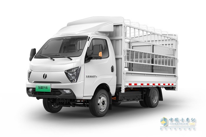 　城配運(yùn)輸市場(chǎng)競(jìng)爭(zhēng)激烈，想要脫穎而出，車(chē)輛裝備至關(guān)重要，為更好順應(yīng)市場(chǎng)和用戶(hù)需求，飛碟締途EF3“大承載純電城市小卡”，以獨(dú)特的設(shè)計(jì)理念、卓越的性能表現(xiàn)以及精準(zhǔn)的場(chǎng)景化定制，為用戶(hù)提供更加高效、節(jié)能、安全的運(yùn)輸解決方案。