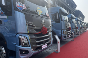 現(xiàn)場(chǎng)訂車466臺(tái) 乘龍H7大馬力LNG牽引車重磅上市