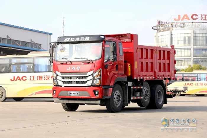 江淮飛越6×2R提升橋自卸車，將憑借輕量化、高承載、高效、安全等優(yōu)勢，助力卡友征戰(zhàn)城建運(yùn)輸，在嚴(yán)格治超管理環(huán)境下也能合規(guī)多拉，實現(xiàn)低成本高收益，輕松走上創(chuàng)富之路。
