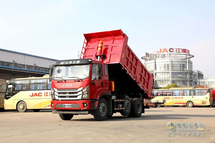 江淮飛越6×2R提升橋自卸車，將憑借輕量化、高承載、高效、安全等優(yōu)勢，助力卡友征戰(zhàn)城建運(yùn)輸，在嚴(yán)格治超管理環(huán)境下也能合規(guī)多拉，實現(xiàn)低成本高收益，輕松走上創(chuàng)富之路。