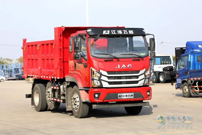 江淮飛越6×2R提升橋自卸車，將憑借輕量化、高承載、高效、安全等優(yōu)勢，助力卡友征戰(zhàn)城建運(yùn)輸，在嚴(yán)格治超管理環(huán)境下也能合規(guī)多拉，實現(xiàn)低成本高收益，輕松走上創(chuàng)富之路。
