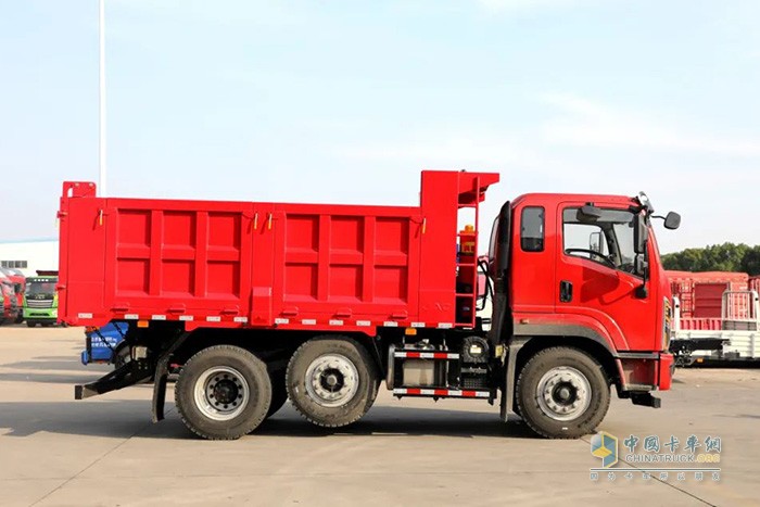 江淮飛越6×2R提升橋自卸車，將憑借輕量化、高承載、高效、安全等優(yōu)勢，助力卡友征戰(zhàn)城建運(yùn)輸，在嚴(yán)格治超管理環(huán)境下也能合規(guī)多拉，實現(xiàn)低成本高收益，輕松走上創(chuàng)富之路。