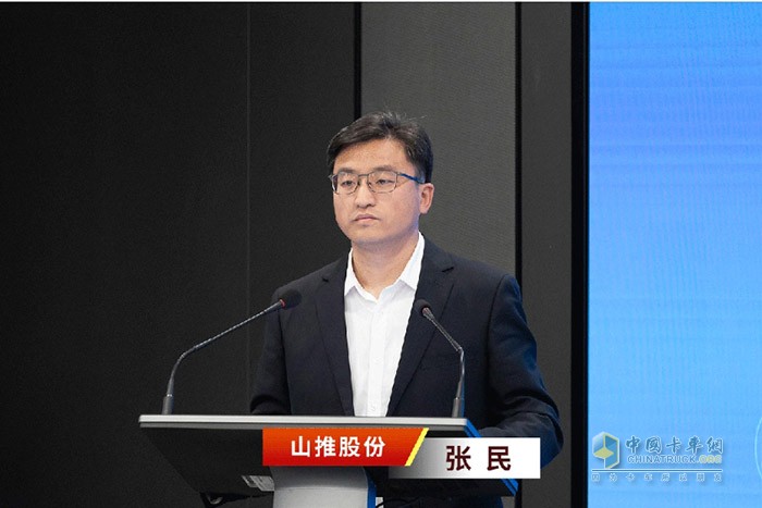 　　譚旭光對山東重工工程機械業(yè)務提出要求：  　　集團工程機械業(yè)務已實現(xiàn)全面盈利，要在競合中實現(xiàn)差異化優(yōu)勢!  　　譚旭光說，2024年全集團要實現(xiàn)雙位數(shù)增長，研發(fā)投入不限量，保持結構調整優(yōu)勢，全面進入發(fā)展的快車道!