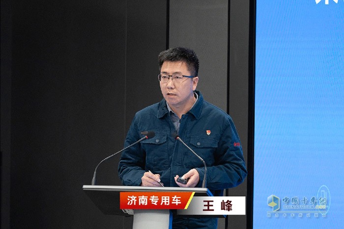 　　譚旭光對山東重工工程機械業(yè)務提出要求：  　　集團工程機械業(yè)務已實現(xiàn)全面盈利，要在競合中實現(xiàn)差異化優(yōu)勢!  　　譚旭光說，2024年全集團要實現(xiàn)雙位數(shù)增長，研發(fā)投入不限量，保持結構調整優(yōu)勢，全面進入發(fā)展的快車道!