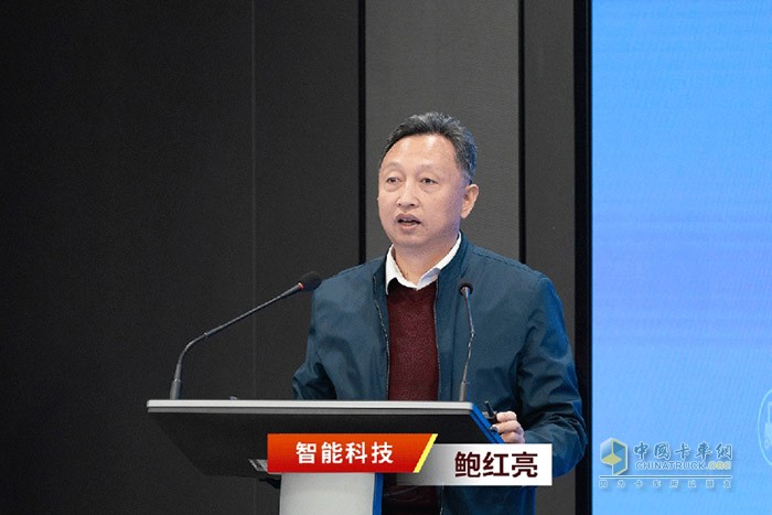 　　譚旭光對山東重工工程機械業(yè)務提出要求：  　　集團工程機械業(yè)務已實現(xiàn)全面盈利，要在競合中實現(xiàn)差異化優(yōu)勢!  　　譚旭光說，2024年全集團要實現(xiàn)雙位數(shù)增長，研發(fā)投入不限量，保持結構調整優(yōu)勢，全面進入發(fā)展的快車道!
