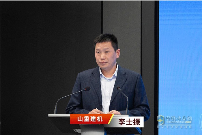 　　譚旭光對山東重工工程機械業(yè)務提出要求：  　　集團工程機械業(yè)務已實現(xiàn)全面盈利，要在競合中實現(xiàn)差異化優(yōu)勢!  　　譚旭光說，2024年全集團要實現(xiàn)雙位數(shù)增長，研發(fā)投入不限量，保持結構調整優(yōu)勢，全面進入發(fā)展的快車道!