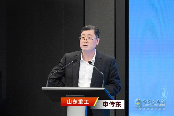 　　譚旭光對山東重工工程機械業(yè)務提出要求：  　　集團工程機械業(yè)務已實現(xiàn)全面盈利，要在競合中實現(xiàn)差異化優(yōu)勢!  　　譚旭光說，2024年全集團要實現(xiàn)雙位數(shù)增長，研發(fā)投入不限量，保持結構調整優(yōu)勢，全面進入發(fā)展的快車道!