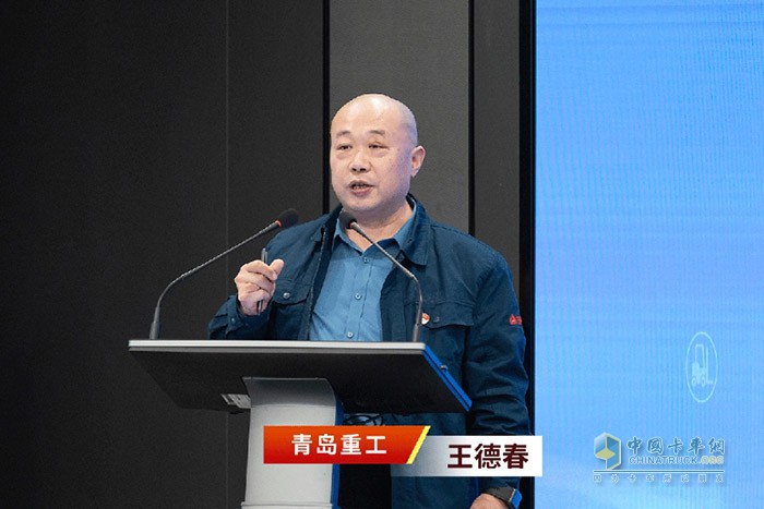 　　譚旭光對山東重工工程機械業(yè)務提出要求：  　　集團工程機械業(yè)務已實現(xiàn)全面盈利，要在競合中實現(xiàn)差異化優(yōu)勢!  　　譚旭光說，2024年全集團要實現(xiàn)雙位數(shù)增長，研發(fā)投入不限量，保持結構調整優(yōu)勢，全面進入發(fā)展的快車道!