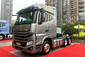 680馬力！干線運輸?shù)摹榜R中赤兔”——江淮跨越6×4牽引車