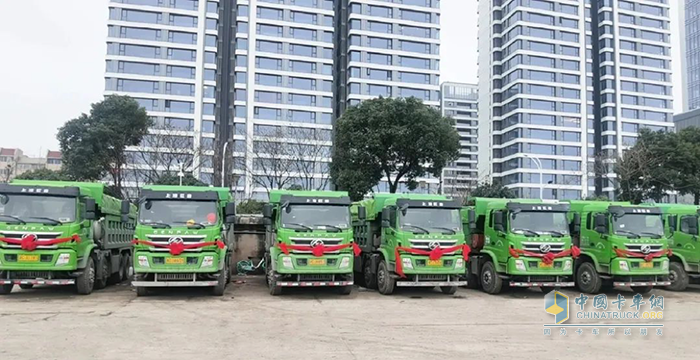 高效拉砂石、安全跑運輸 上汽紅巖杰豹C6自卸車交付溫州客戶