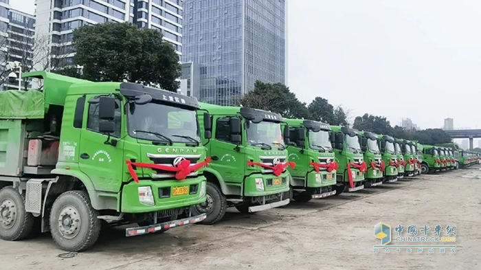 高效拉砂石、安全跑運輸 上汽紅巖杰豹C6自卸車交付溫州客戶