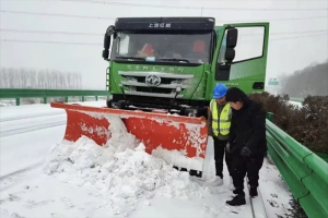 低溫雨雪不斷 清障刻不容緩，上汽紅巖除雪車積極參與道路救援