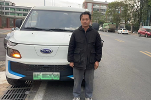 身披朝霞與夜幕，開瑞海豚車主王永祥用奮斗裝點幸福人生