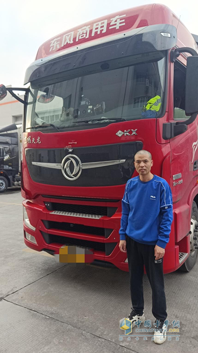 從入行到現(xiàn)在，王濤開過兩輛東風(fēng)天龍品牌的車，現(xiàn)在他駕駛的是東風(fēng)天龍旗艦530馬力燃氣車，“就是覺得這個車好，氣耗特別低，特省錢”，他的語氣里充滿了信任感。