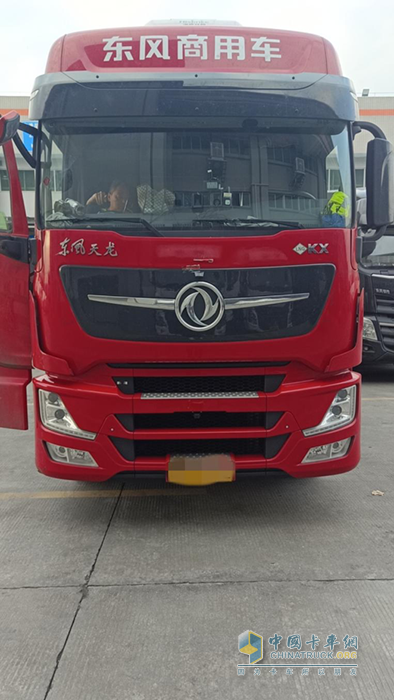 從入行到現(xiàn)在，王濤開過兩輛東風(fēng)天龍品牌的車，現(xiàn)在他駕駛的是東風(fēng)天龍旗艦530馬力燃氣車，“就是覺得這個車好，氣耗特別低，特省錢”，他的語氣里充滿了信任感。