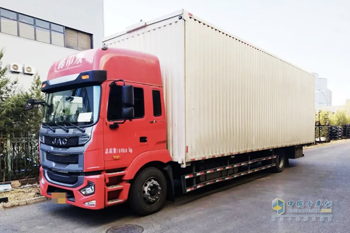 零部件運(yùn)輸利器：江淮格爾發(fā)4×2載貨車助力錢(qián)老板事業(yè)騰飛