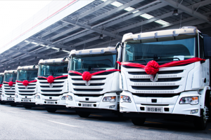 現(xiàn)場交付30臺！聯(lián)合重卡新能源車型助力電動宜賓綠色發(fā)展