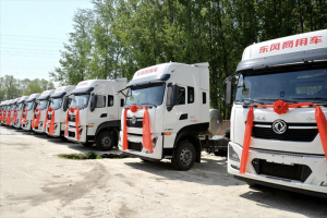 可靠+信賴 百輛東風商用車龍擎燃氣牽引車訂單首批在京交付