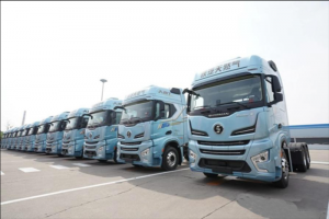 陜汽“越”巔峰！全球最大700馬力燃氣車“首家量產(chǎn)交付”！