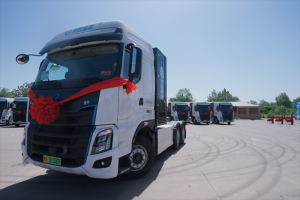 乘龍氫能源牽引批量交車，助力榮程集團(tuán)綠色轉(zhuǎn)型再提速