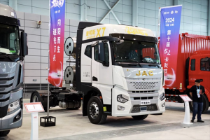 超3000公里續(xù)航，江淮星耀X7 4×2天然氣牽引車為快遞行業(yè)加速