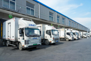 甲子JAC，1卡獻禮！江淮1卡“物產中國 百萬同行”活動首站正式發(fā)車，攜手老鄉(xiāng)雞助力鄉(xiāng)村振興