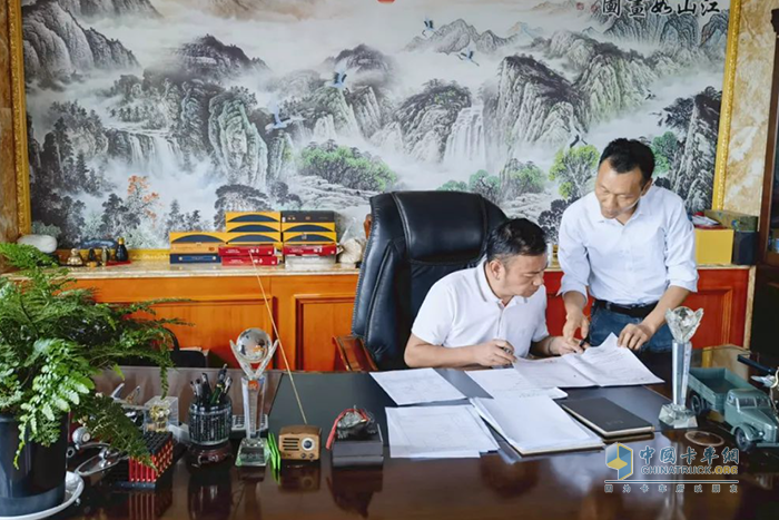 贏戰(zhàn)三季度 云南昆鋼31輛東風龍擎燃氣車交付