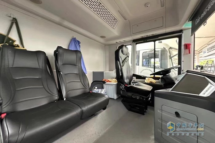 上海松江：垃圾車(chē)與“公交車(chē)”融為一體？這款新能源壓縮式垃圾車(chē)科技性能大有看頭