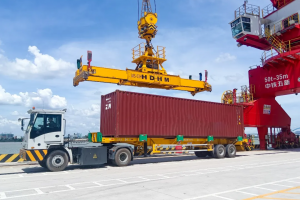 全力以赴！徐工純電動(dòng)港口牽引車(chē)綠動(dòng)廣州南沙港
