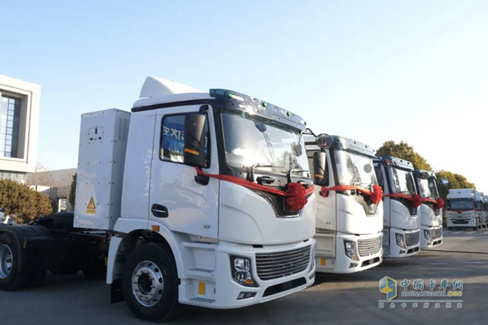 300臺(tái)發(fā)車！徐工重卡擂響戰(zhàn)鼓奔赴海外
