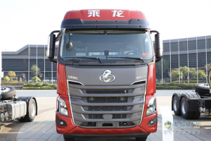 顱內(nèi)努力？有乘龍H7 4×2港口牽引車，努力沒壓力！