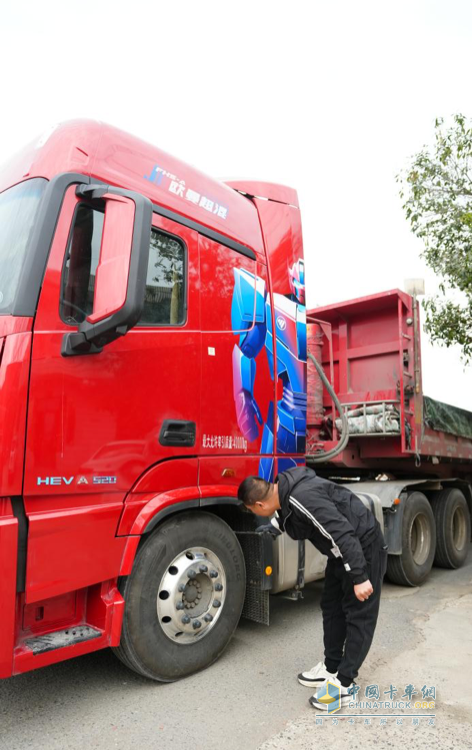 百公里省10L油！劉師傅：歐曼星翼520混動(dòng)重卡運(yùn)輸砂石料高效節(jié)油效益好